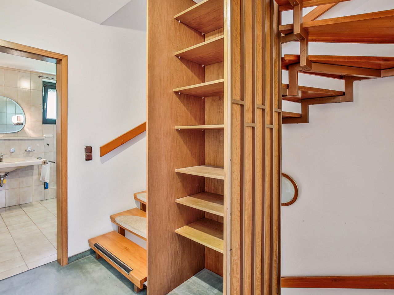Treppe und Bad im OG