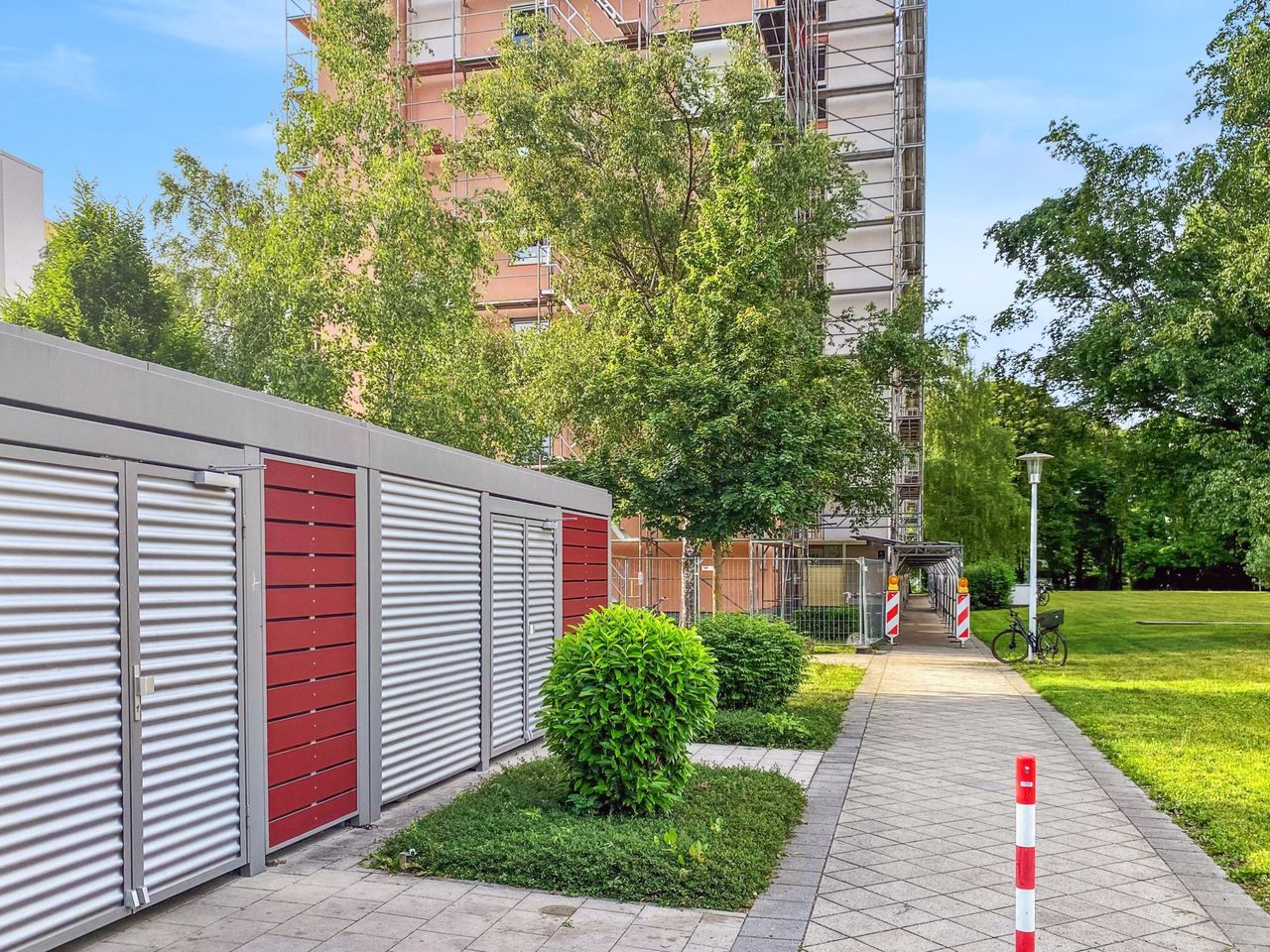 Fahrradraum und Mülltonnen