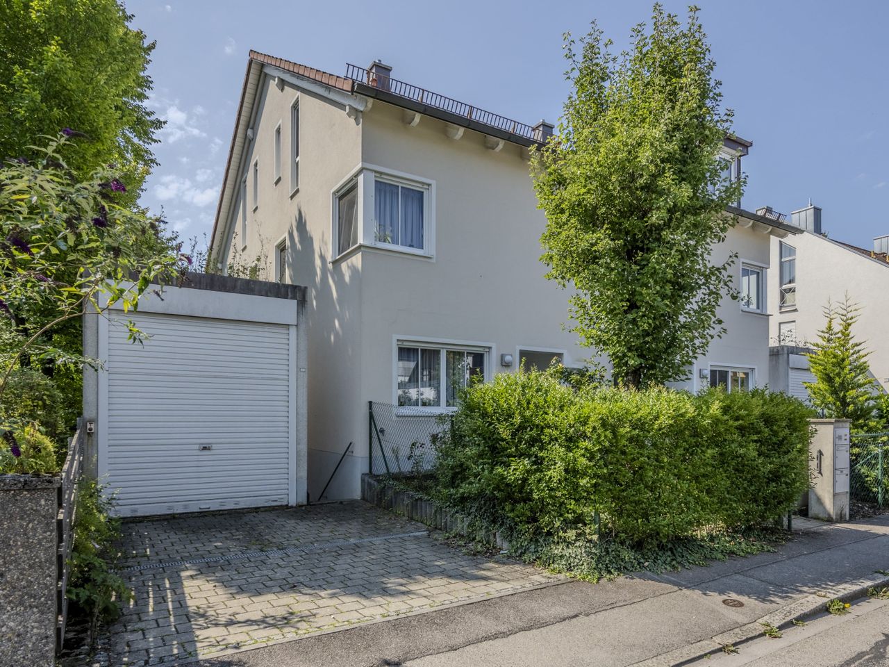 Hausansicht mit Garage