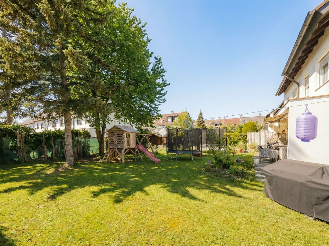 Westseite des Gartens KI-Frühling