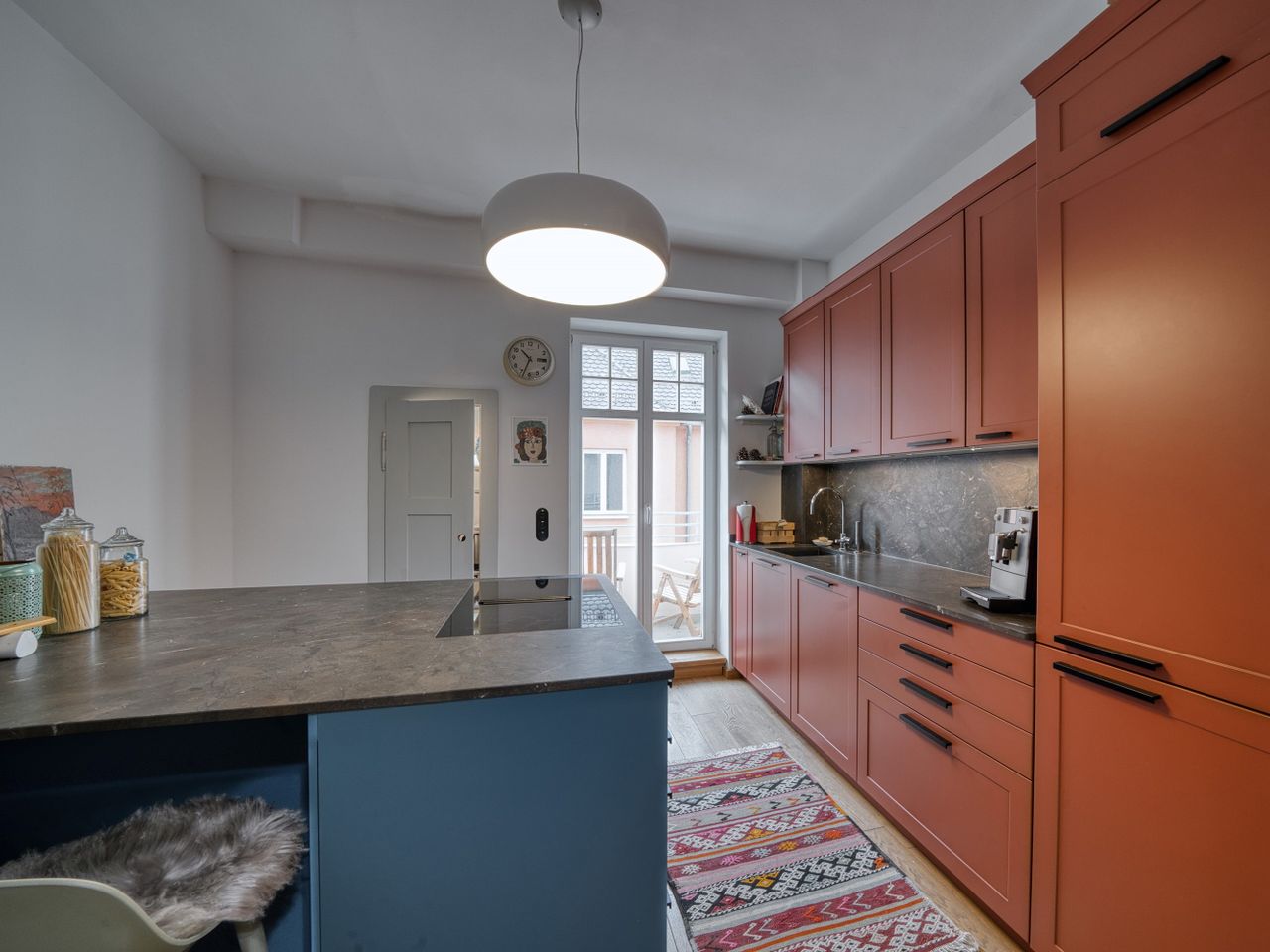 Moderne Einbauküche mit Abstellkammer und Zutritt Westbalkon