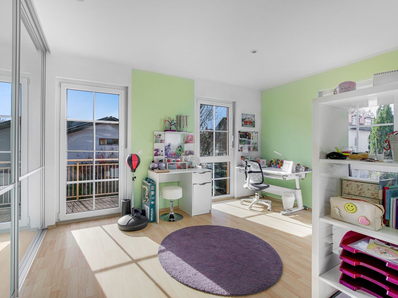 Kinderzimmer mit Zugang zum Balkon