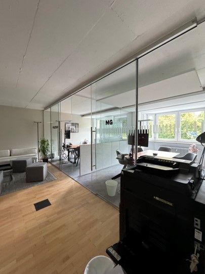 Büro möbliert