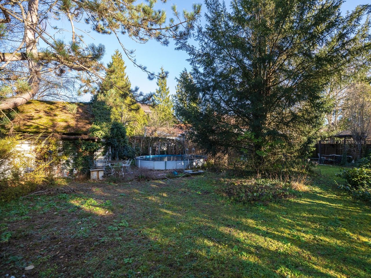 Gartenblick mit Pool