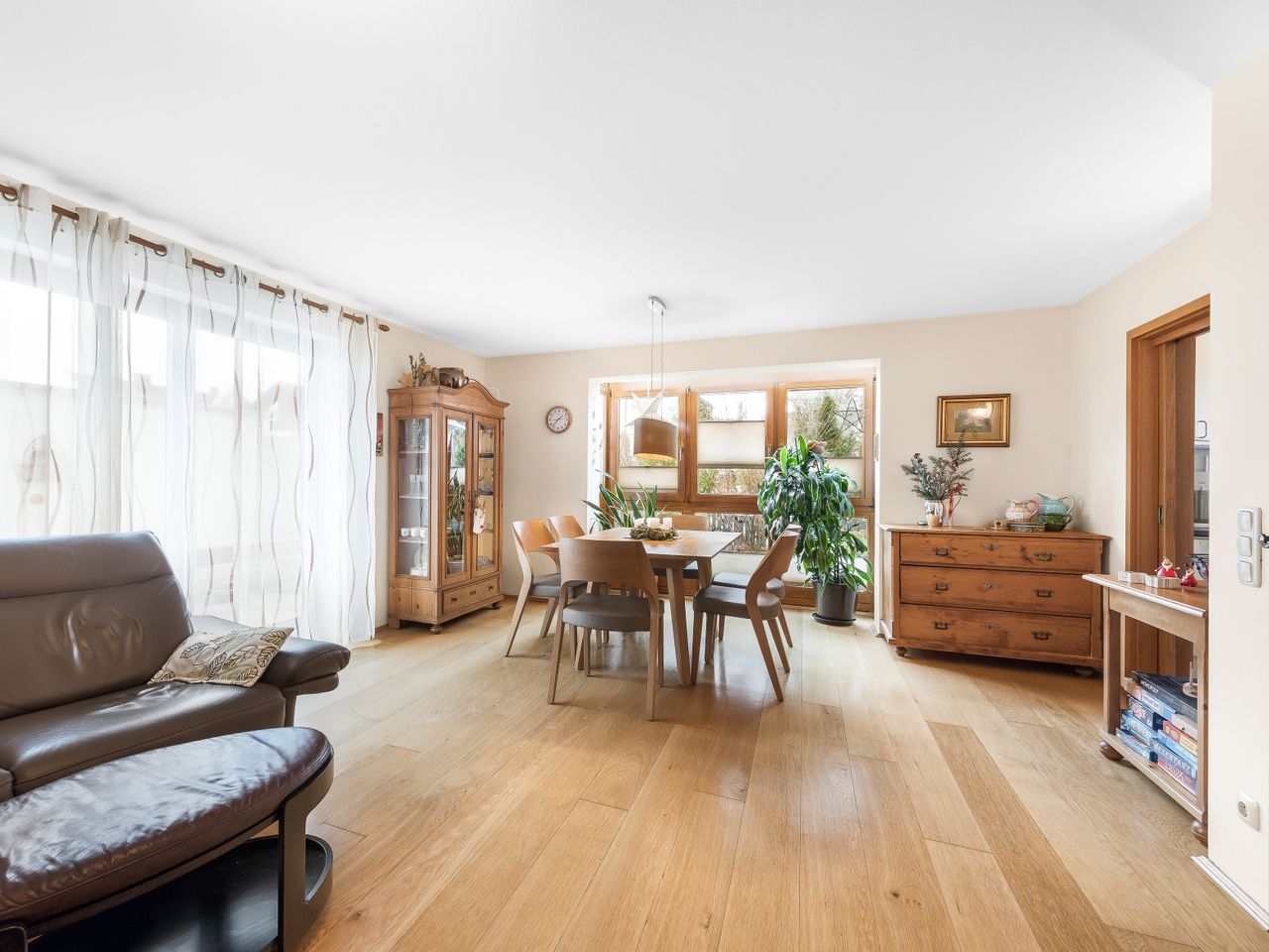 Heller, offener Wohn-/Essbereich