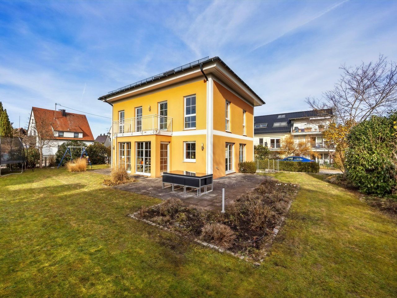 Blick auf die sonnige Südseite & den Garten