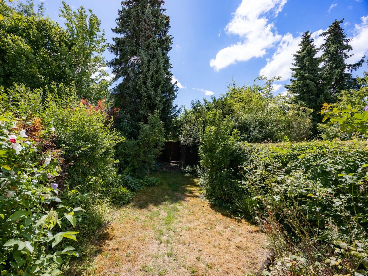 Blick von der Terrasse in den Garten