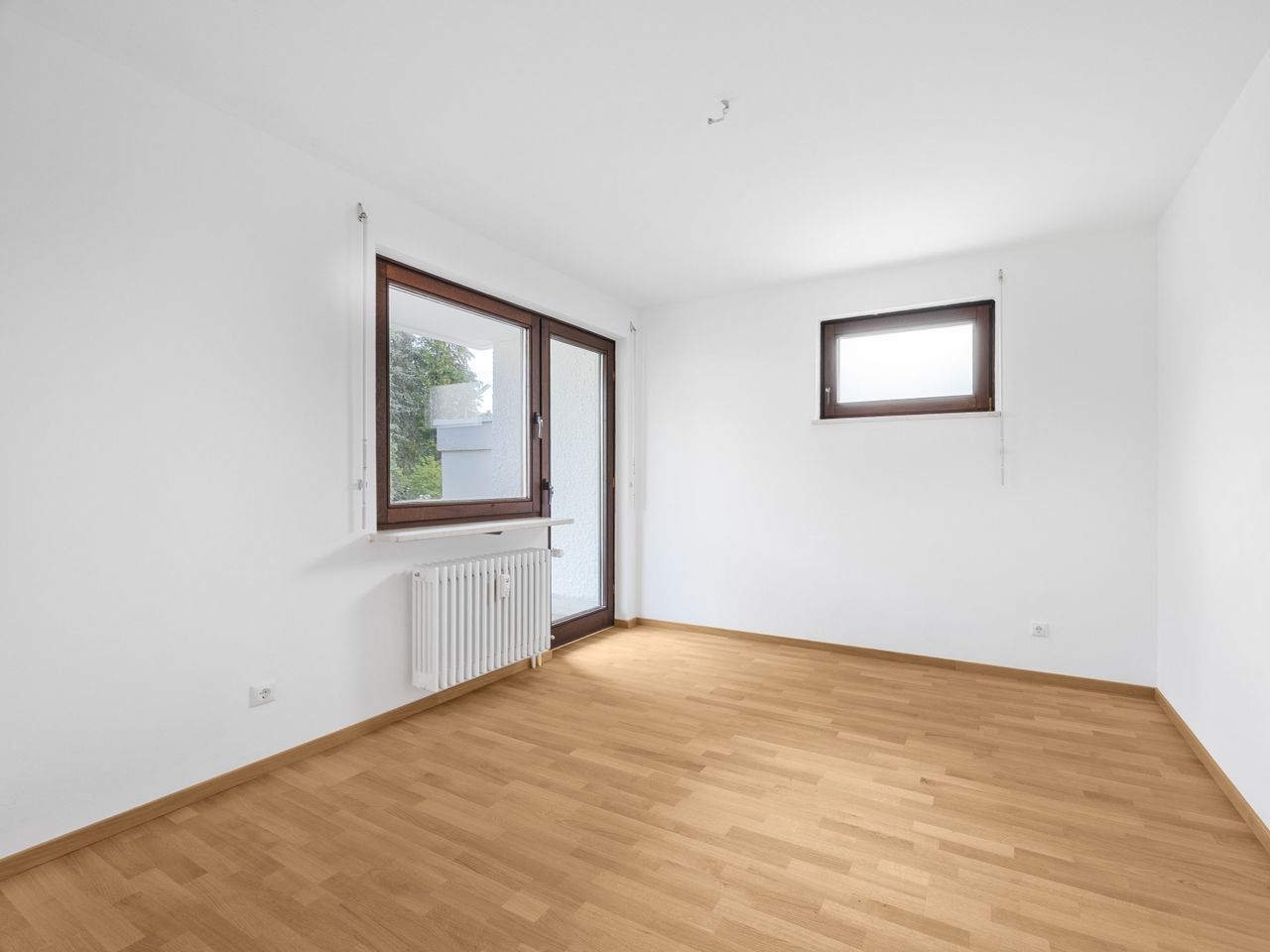 Schlafzimmer mit Zugang zur Loggia