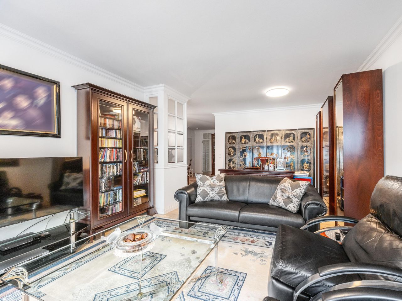 Wohnzimmer mit Blick ins Esszimmer