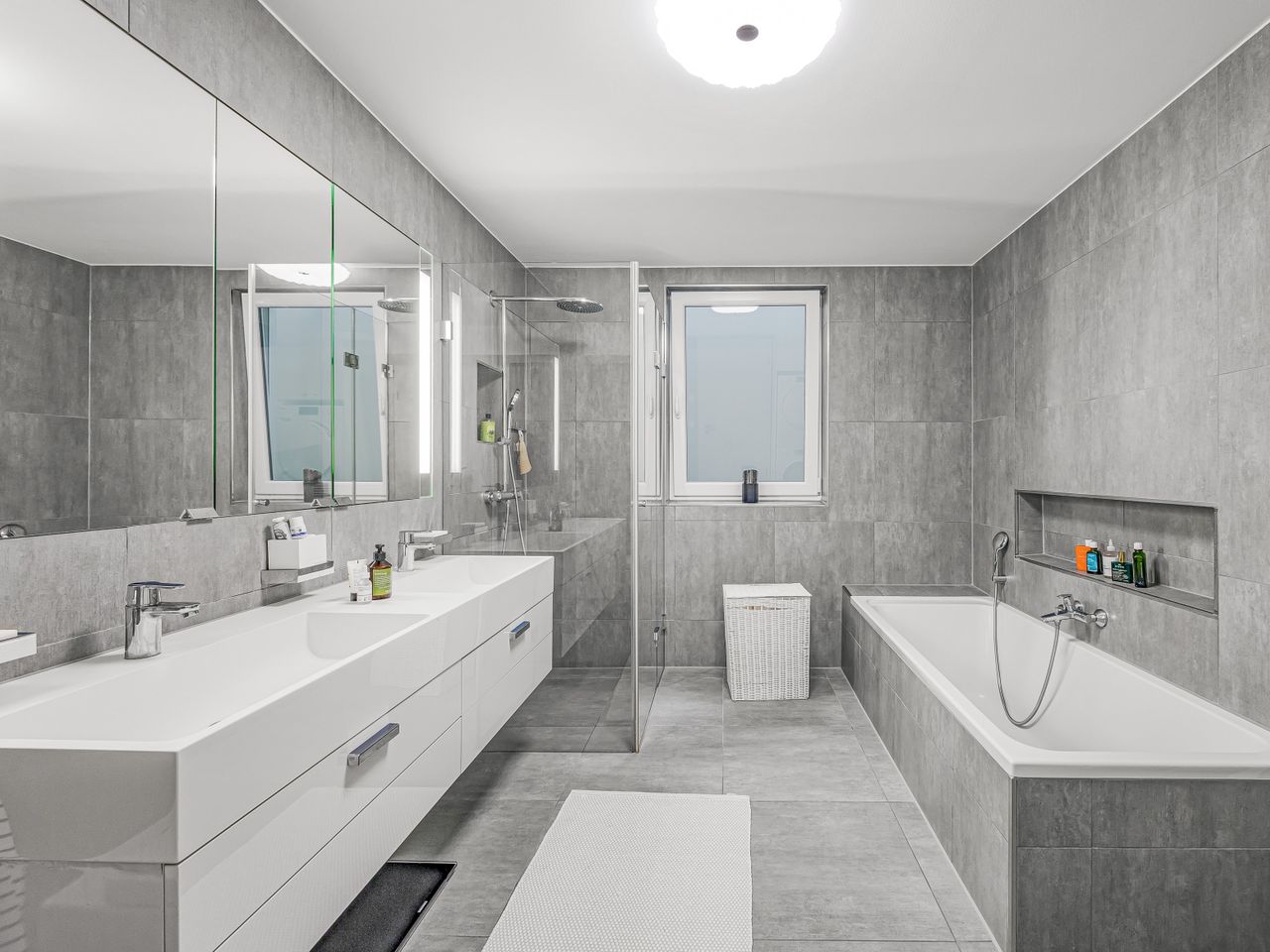 Badezimmer im Untergeschoss