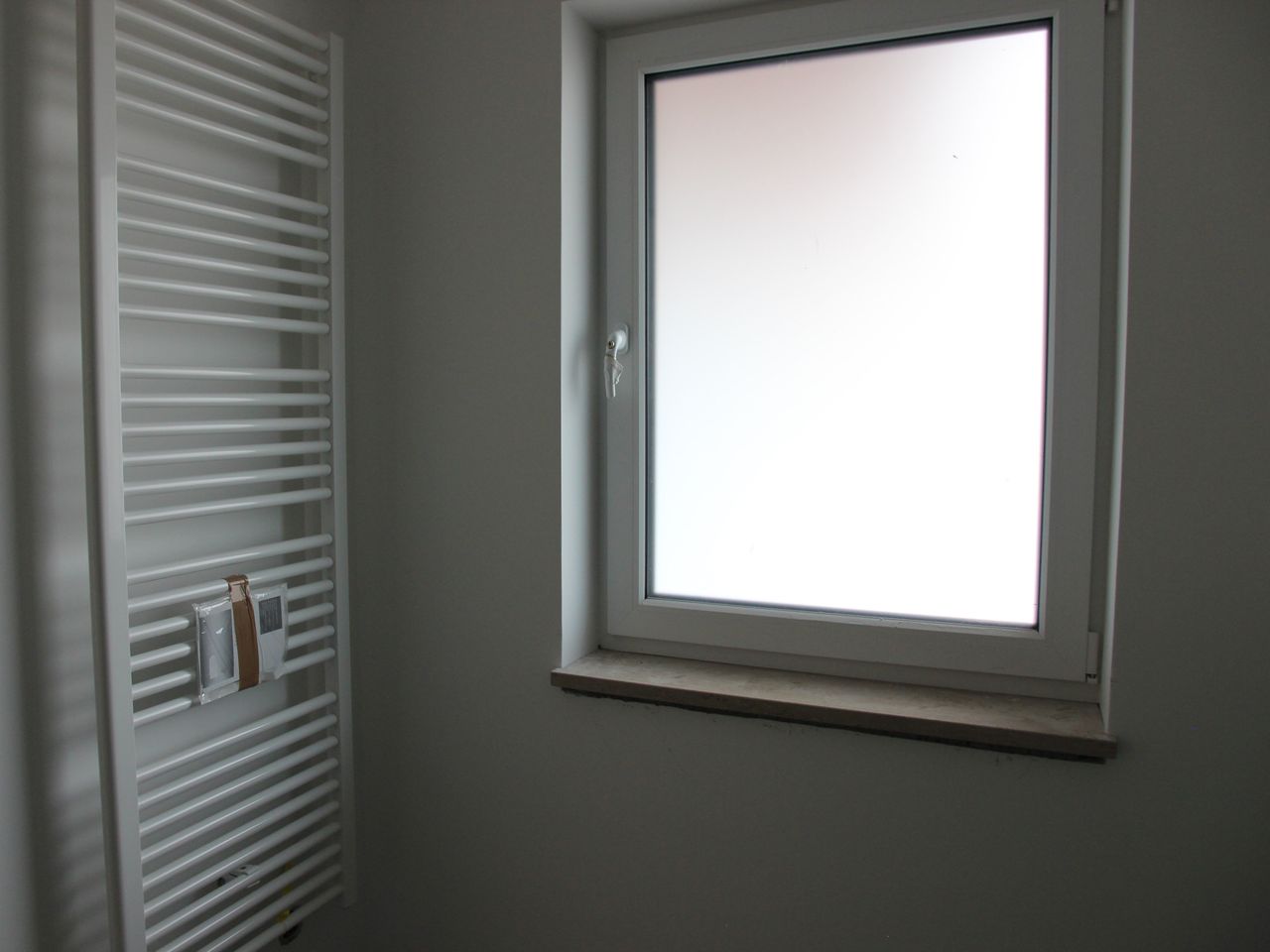 Badezimmer mit Fenster