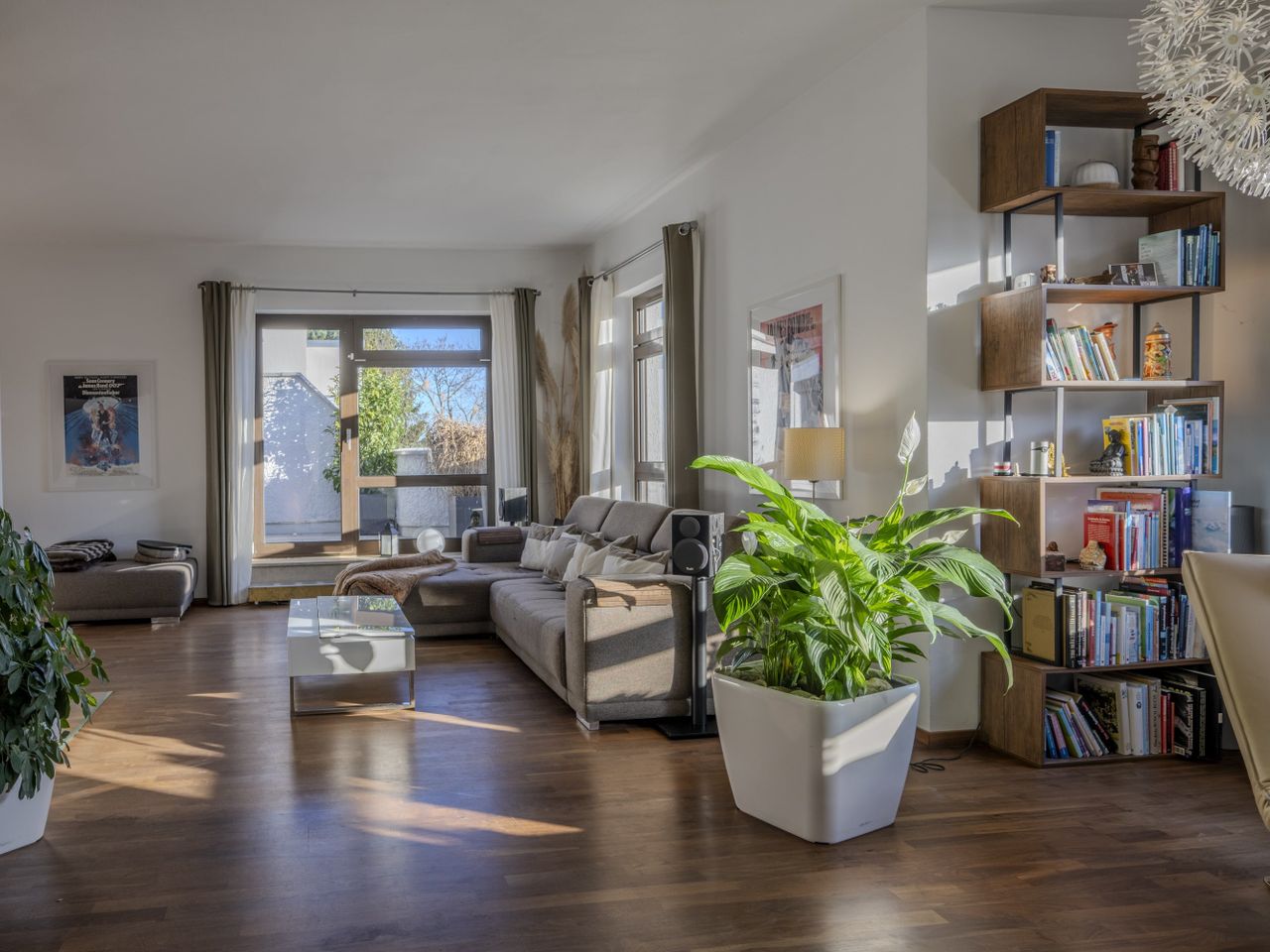 Wohnbereich mit Zugang zur Dachterrasse