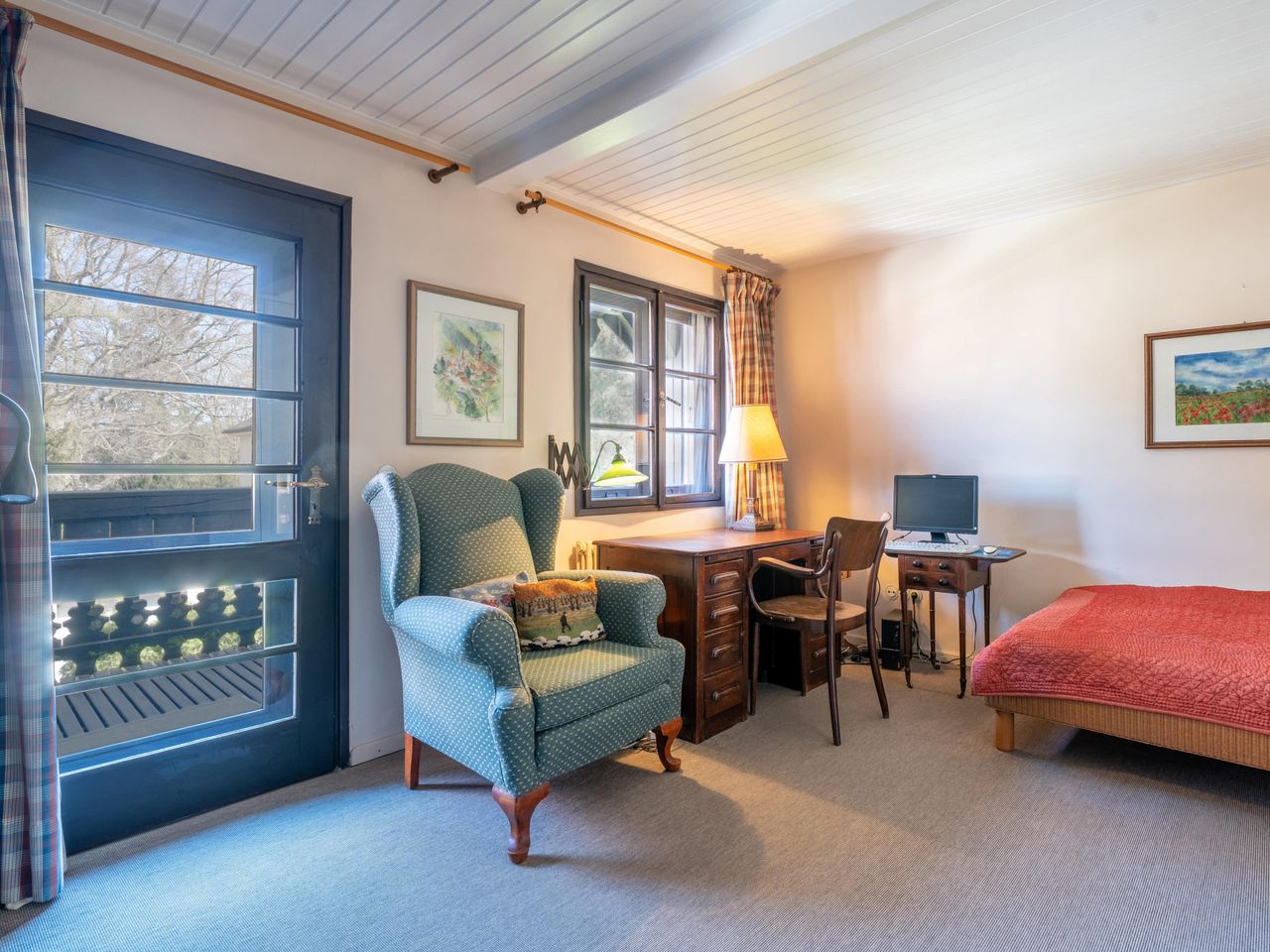 Arbeitszimmer mit Balkonzugang