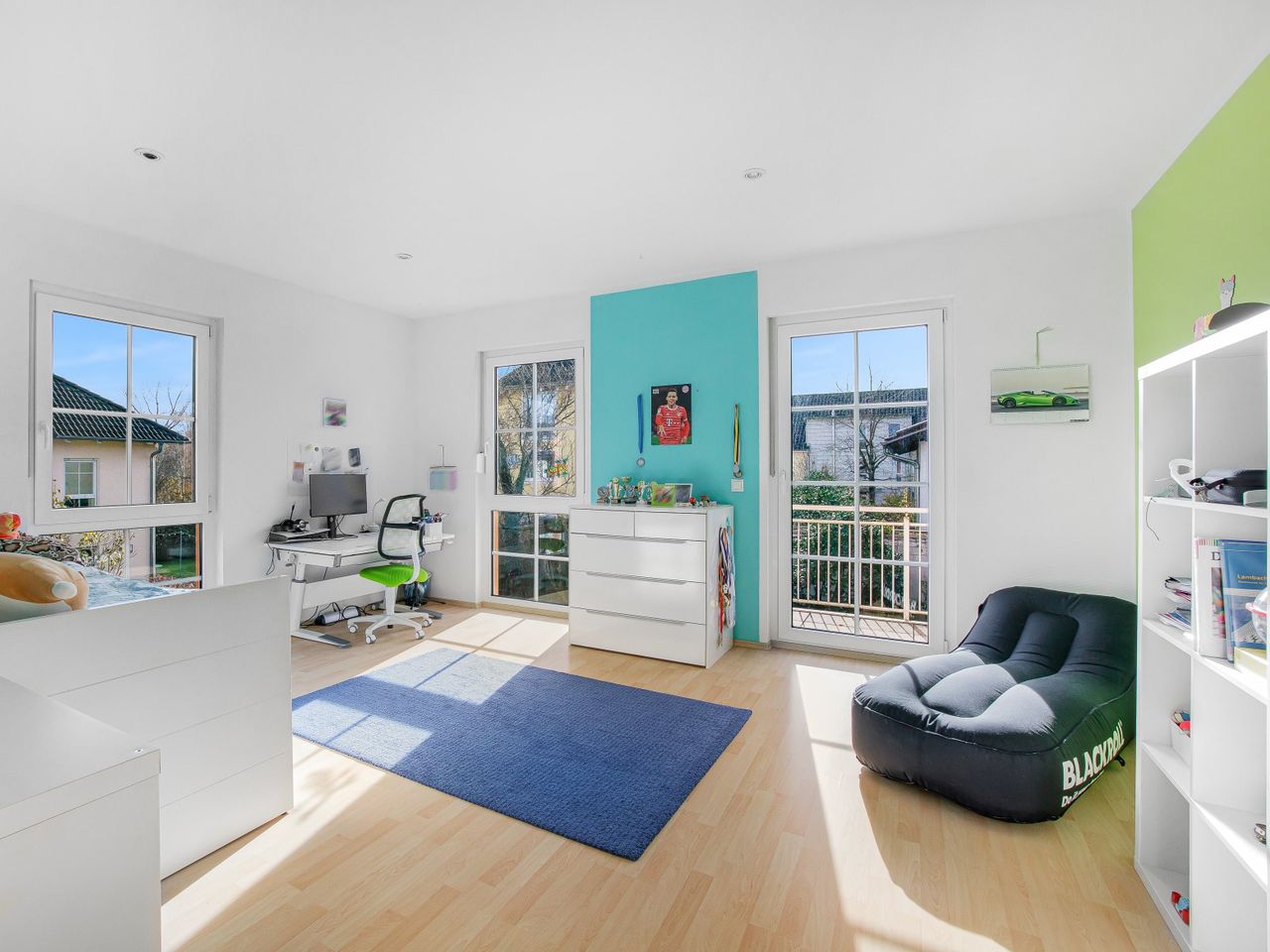 Kinderzimmer mit Zugang zum Balkon