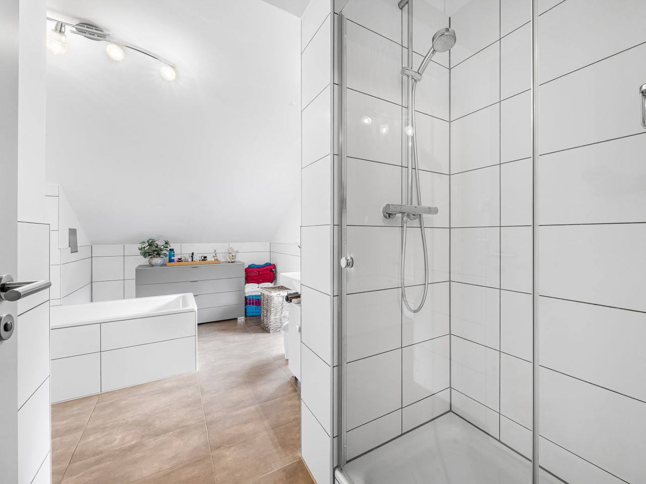 Bad mit Dusche und Badewanne