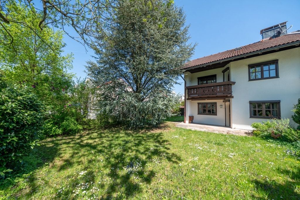 Hausansicht mit Garten
