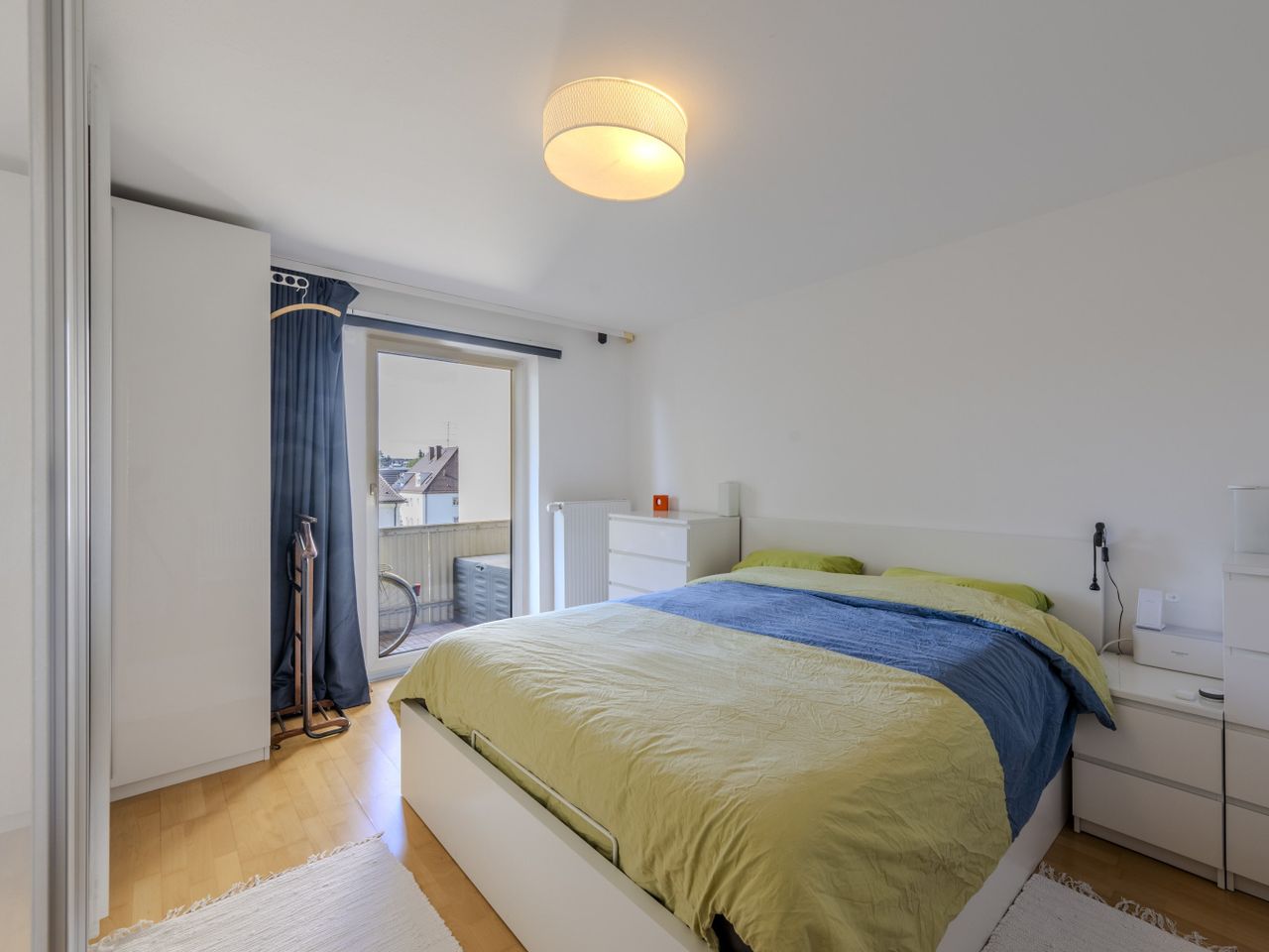 Schlafzimmer mit Zugang zur Loggia