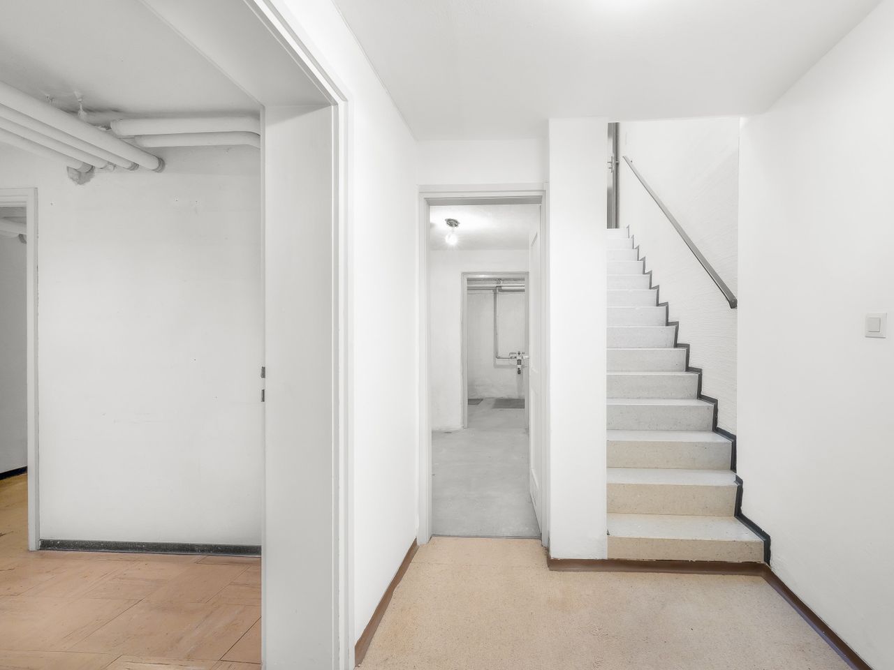 Treppe ins Untergeschoss