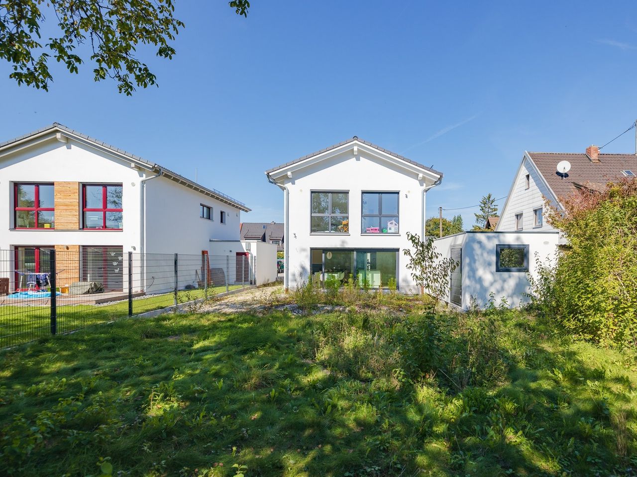 Hausansicht mit Garten