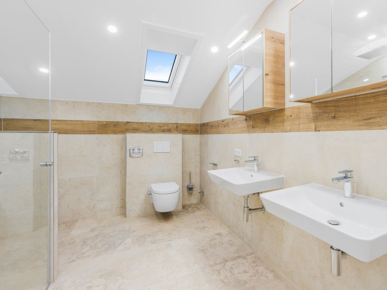 Badezimmer mit Fenster 