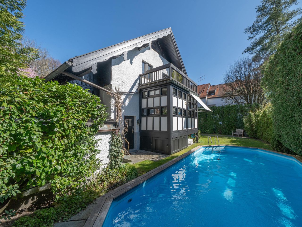 Pool mit idyllischem Garten