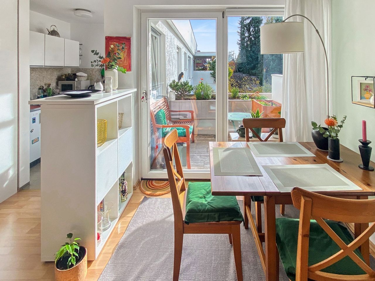 Essplatz vor dem Balkon